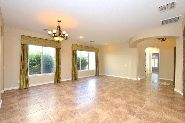 Building Photo - Chandlers exclusive gated community Valencia!