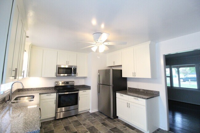 Foto del edificio - 4 Bedroom 2 Bath Updated Home In Overland Park