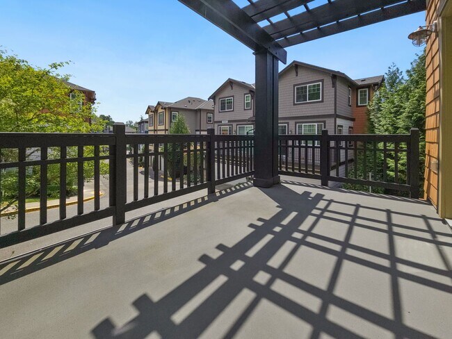 Building Photo - Spacious 3BR/3.5BA Townhome in Desirable E...