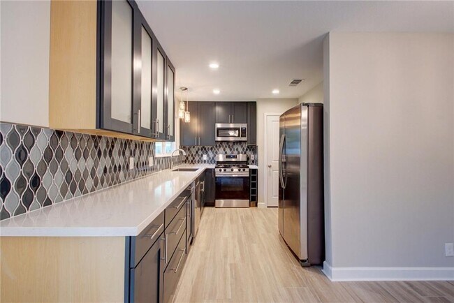 Foto del edificio - 8808 Clarewood Dr