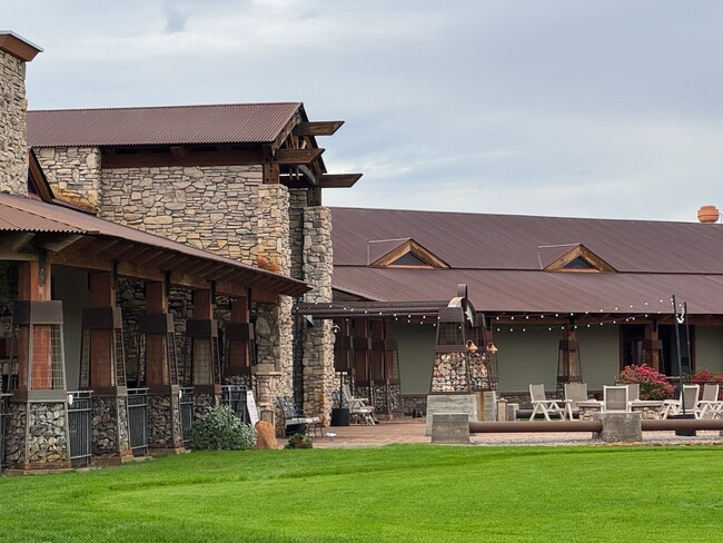 Foto del edificio - 4 BR Laughlin Ranch Golf Estate Utilities included, Fully furnished on Bullhead Parkway