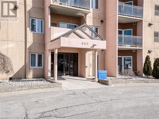 Photo du bâtiment - 860 Commissioners Rd E