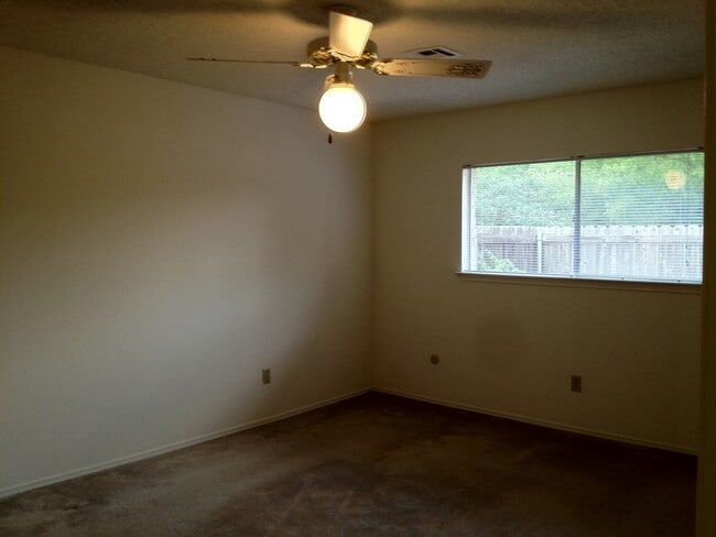 Building Photo - Townhome