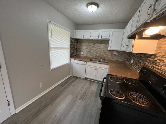 Building Photo - Cozy 3 Bed, 1 Bath Home!