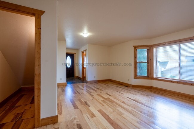 Building Photo - Looking for Air Conditioning? - 4 Bed 2.5 Bath upgraded townhome
