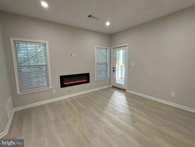Foto del edificio - 1716 Lake Shore Crest Dr