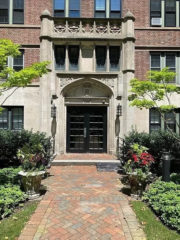Building Photo - 988 Memorial Dr