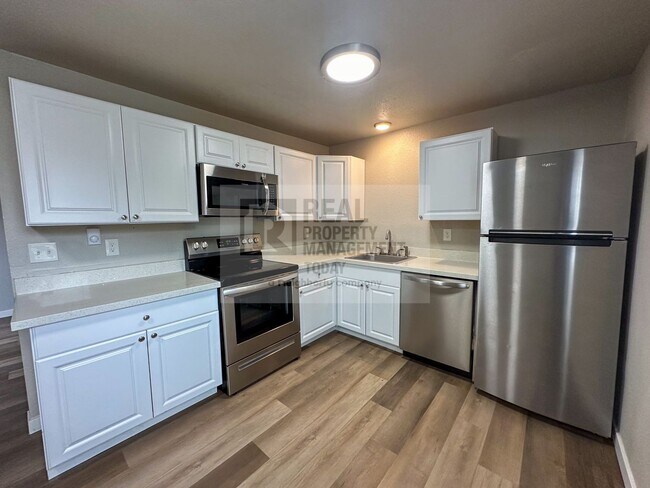 Building Photo - Updated 3 Bedroom Apartment!