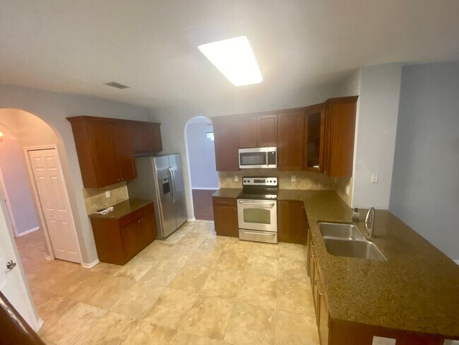 Building Photo - 5 BEDROOM HOUSE WITH PRIVATE POOL AND LAKE...