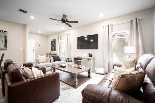 Building Photo - "Spacious 3-Bedroom Duplex with Granite Elegance in El Paso – 1469 Sq Ft of Modern Comfort!"
