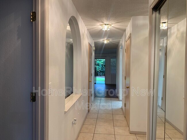 Building Photo - 807 Country Club Dr SE