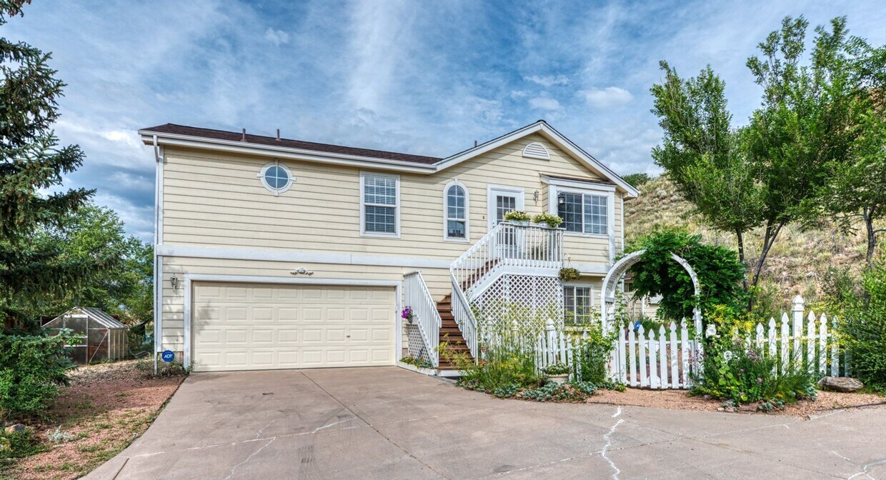 Primary Photo - West side hidden gem with view of Pikes Pe...