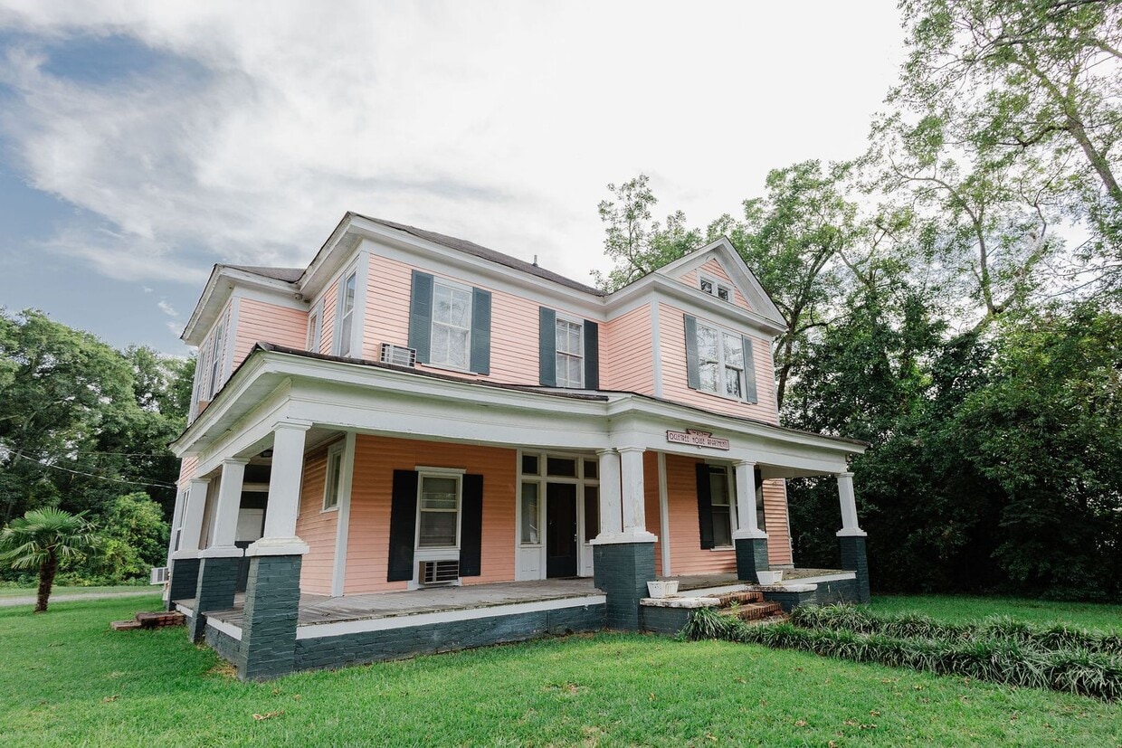 457 Forsyth St Unit D, Barnesville, GA 30204 Room for Rent in