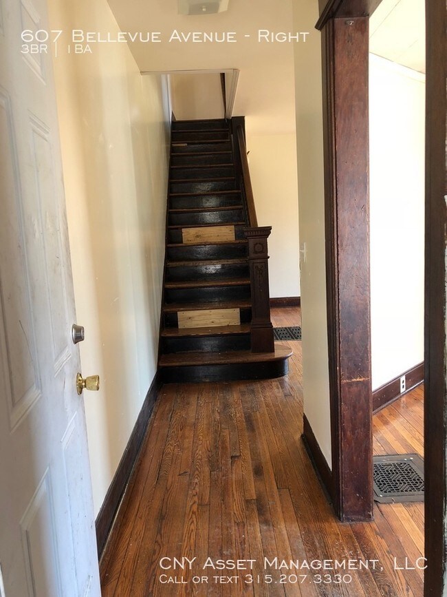 Building Photo - 607 Bellevue Avenue - Right Side
