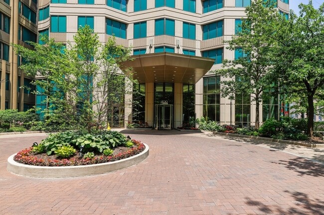 Building Photo - 400 N La Salle Dr