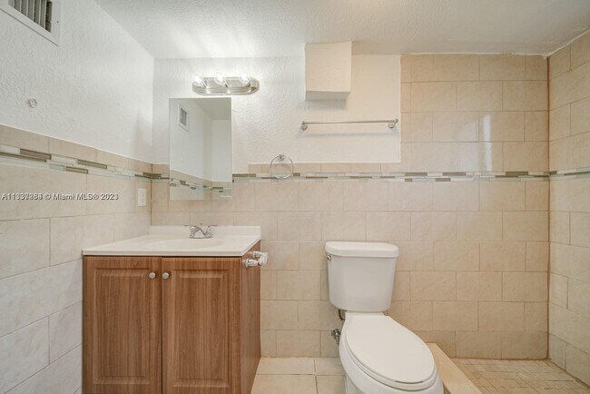Foto del edificio - 815 NW 124th St