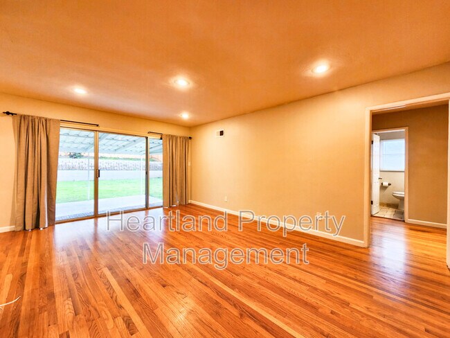 Building Photo - 5421 Barclay Ave
