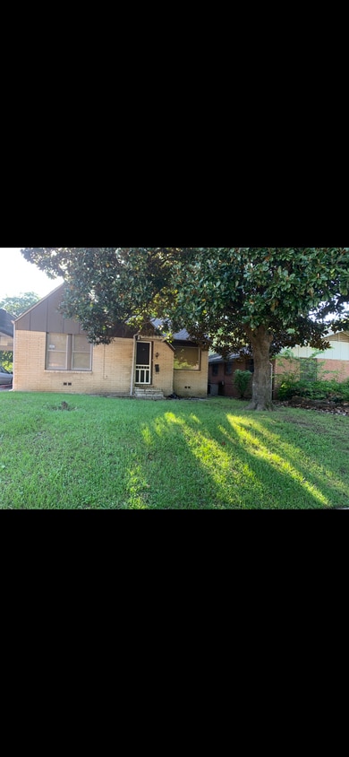 Front door/yard - 2004 N Palace Ave