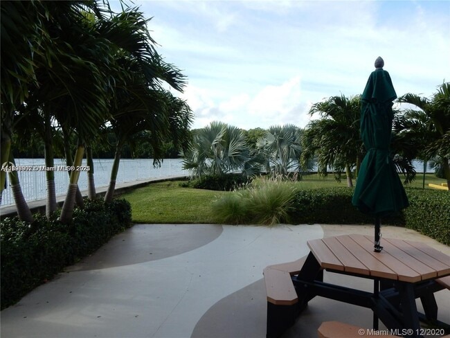 Foto del edificio - 400 Kings Point Dr