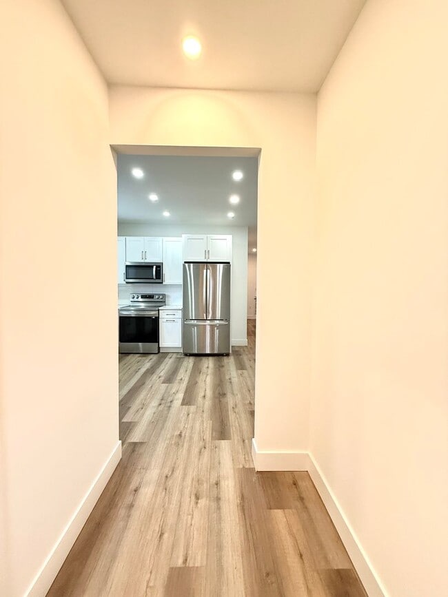 Building Photo - Large Fully Renovated 3Br-2 Full bath apartment!