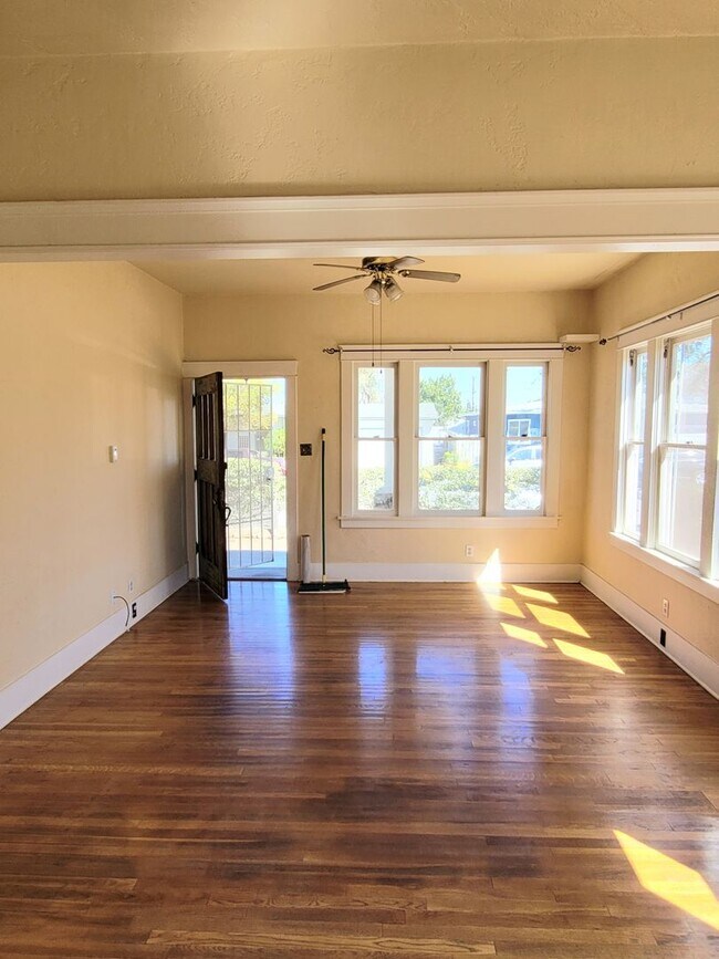 Foto del edificio - Craftsman home 2bed 1 bath, garage on a la...