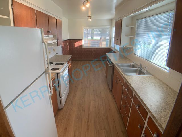 Foto del edificio - FREE RENT! 3 Bd / 2 Bth - 2 Kitchens - Fen...