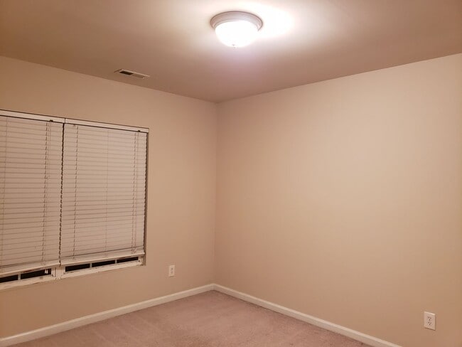 Building Photo - 3 bedroom 2.5 Bath For rent