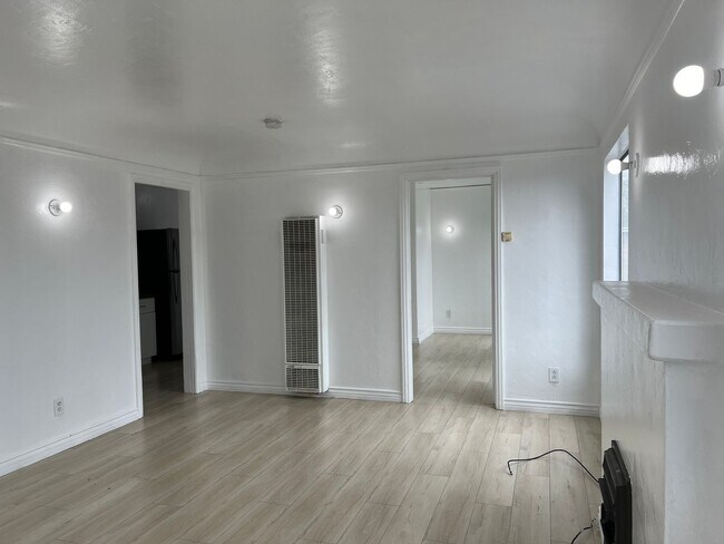 Building Photo - 4237 S Flower St