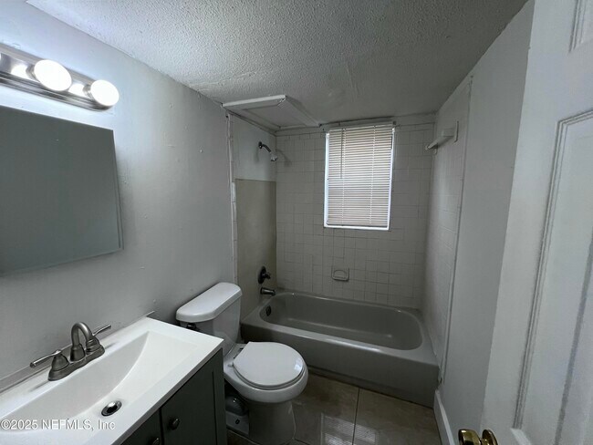 Foto del edificio - 1040 Bert Rd