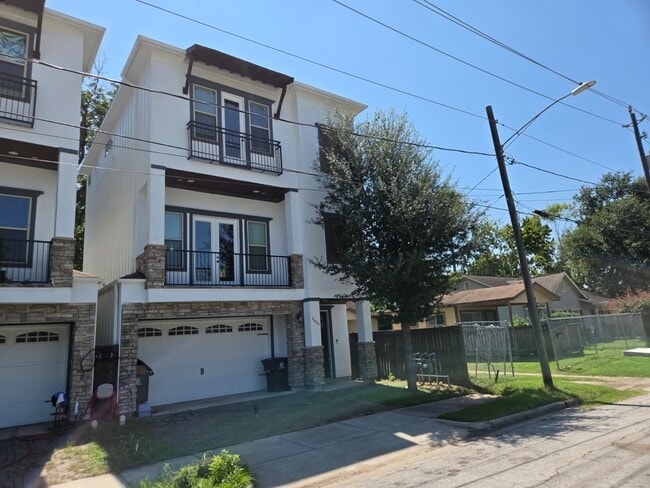 Building Photo - 1516 Amundsen St