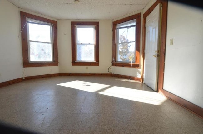 Building Photo - 17 Camp st - Unit 2