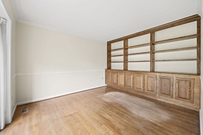 Building Photo - Elegant Tudor-Style Home in a Peaceful Oakton Setting