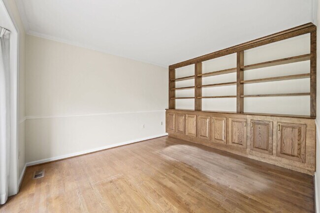 Foto del edificio - Elegant Tudor-Style Home in a Peaceful Oakton Setting