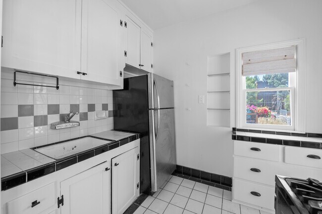 Foto del edificio - 647 N Spaulding Ave