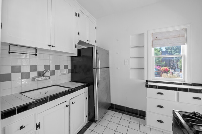 Building Photo - 647 N Spaulding Ave