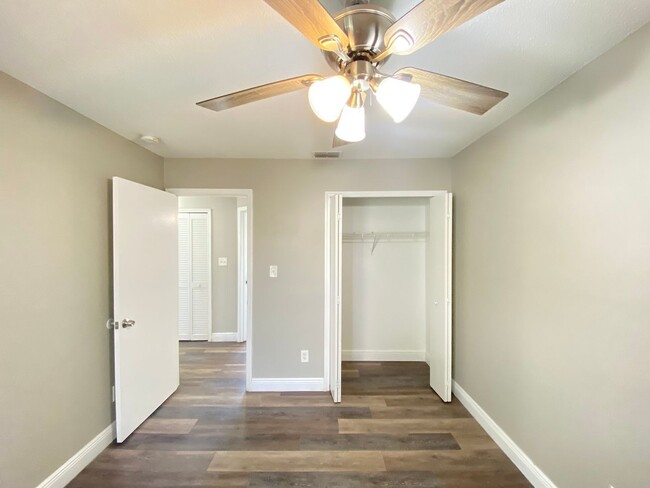 Foto del edificio - 2439 Harbor Town Dr