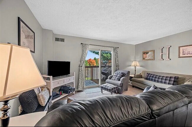 Living Room - 122 Woodhaven Dr