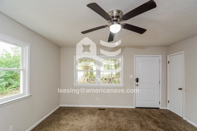 Building Photo - 4046 Village Dr