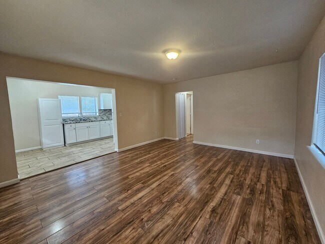 Building Photo - 3 Bedroom Midtown Townhouse - Close to Eve...