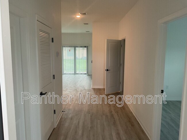 Foto del edificio - 1050 Albert Ave