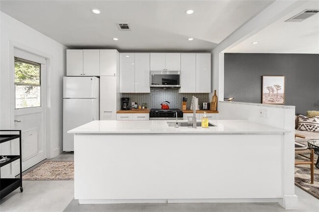 Foto del edificio - 4620 Englewood Dr