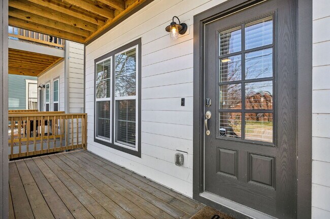 Building Photo - Grandeur in Germantown!