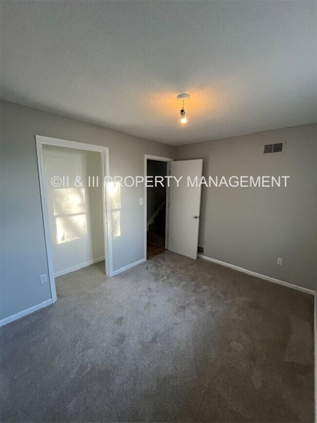Building Photo - Fully updated Olathe Duplex