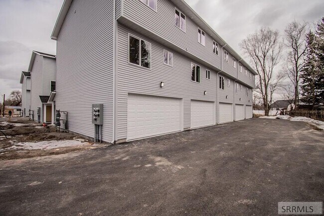 Foto del edificio - 676 E Court St