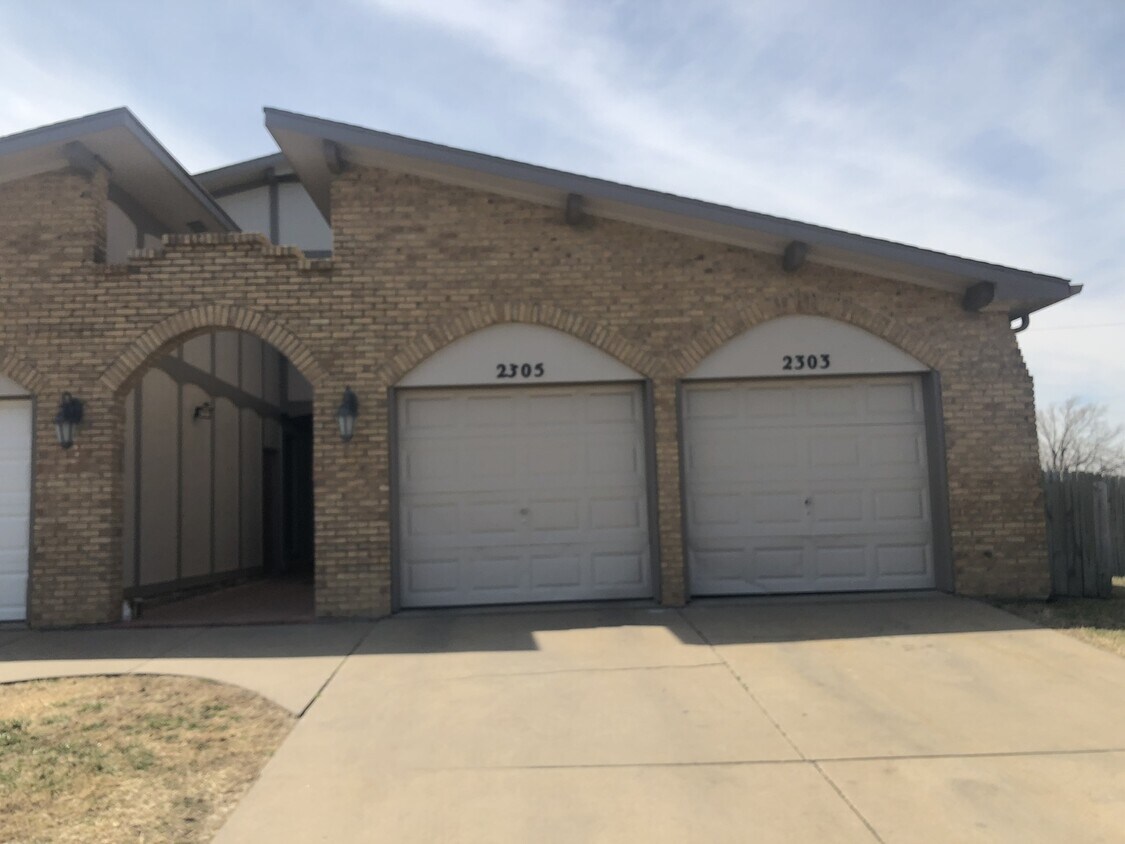 Foto del edificio - 2303 S White Oak Dr