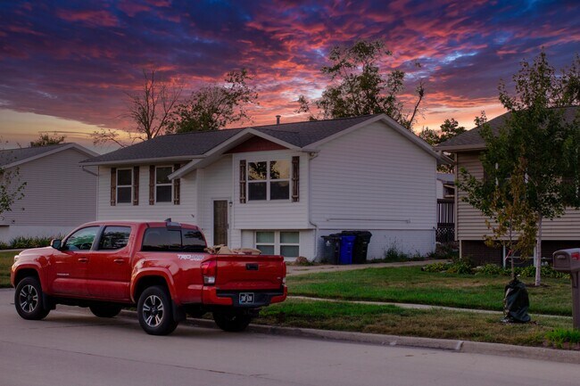 Foto del edificio - 3804 Spruce Wood Ct NE