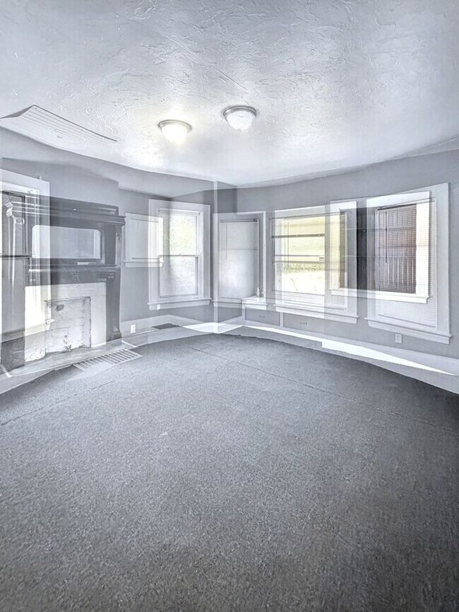 Foto del edificio - Lovely 4-Bedroom Home with Cozy Front Porc...