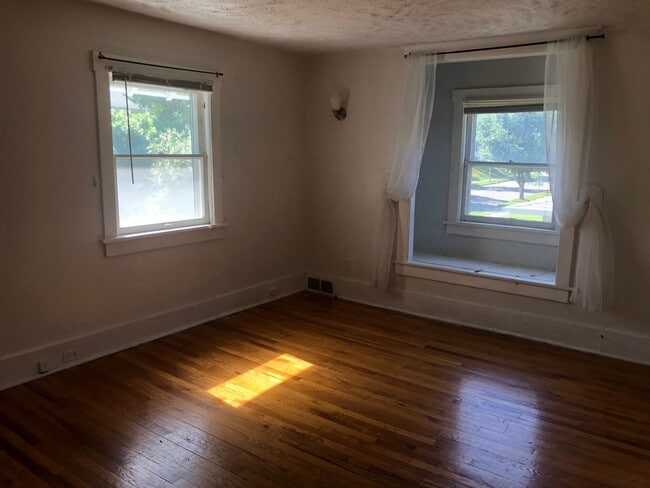 Building Photo - Recently Renovated - Spacious 5 Bedroom, 2...