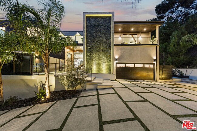 Foto del edificio - 2031 Roscomare Rd