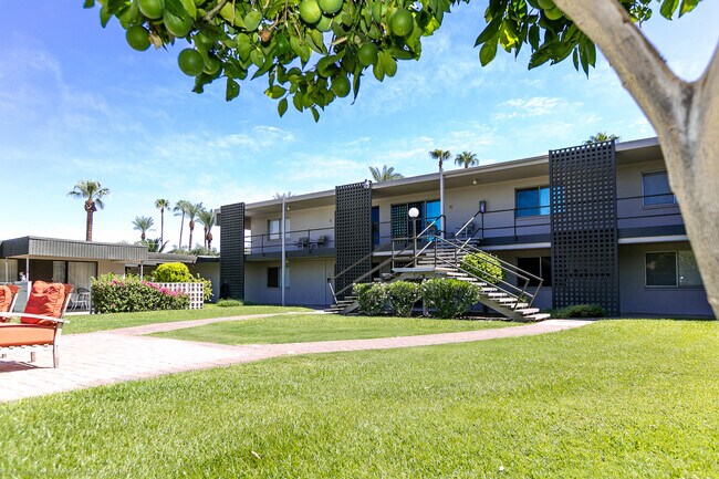 Foto del edificio - 6815 E 2nd St